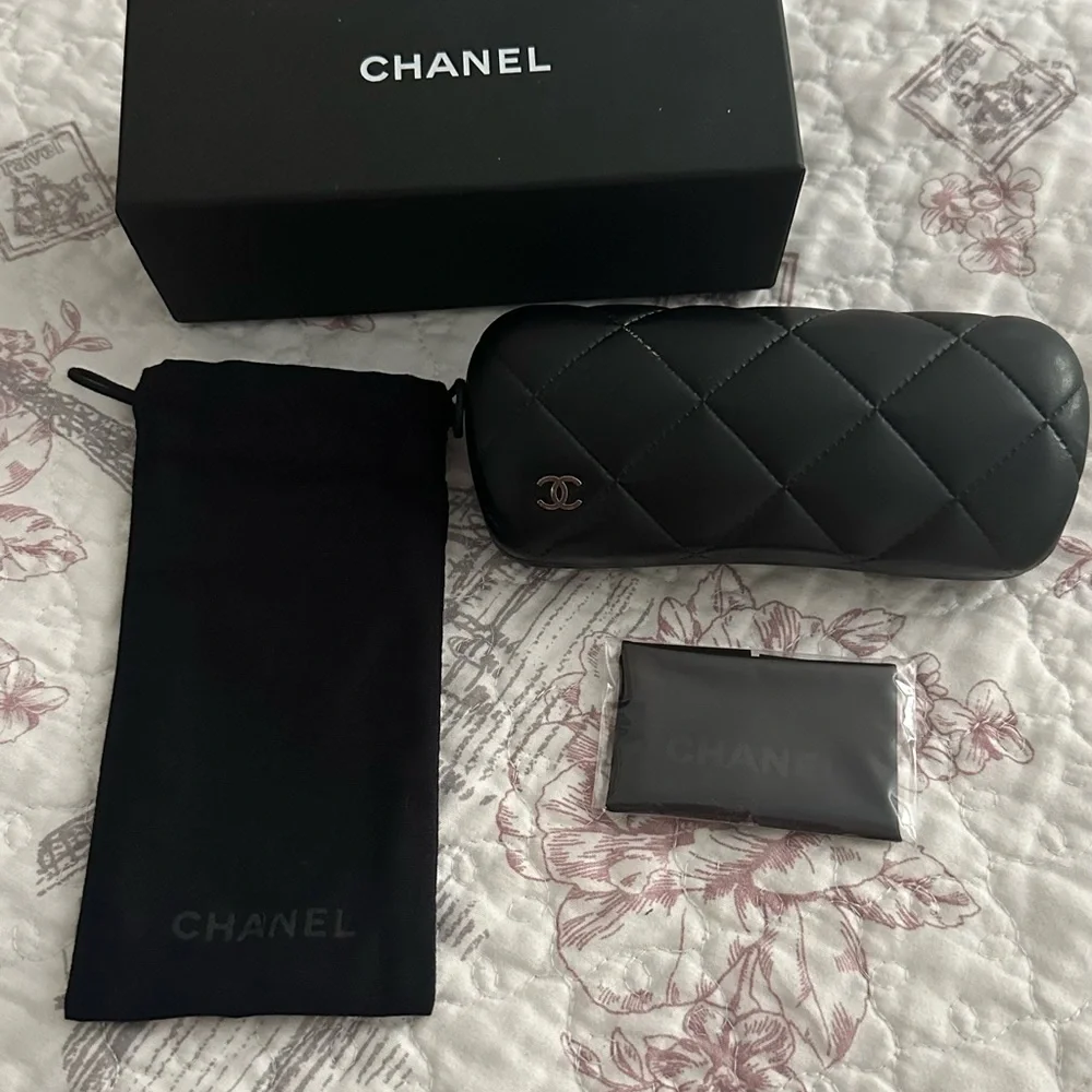 CHANEL Elegant Black Accessory Set - Picture 5 of 5